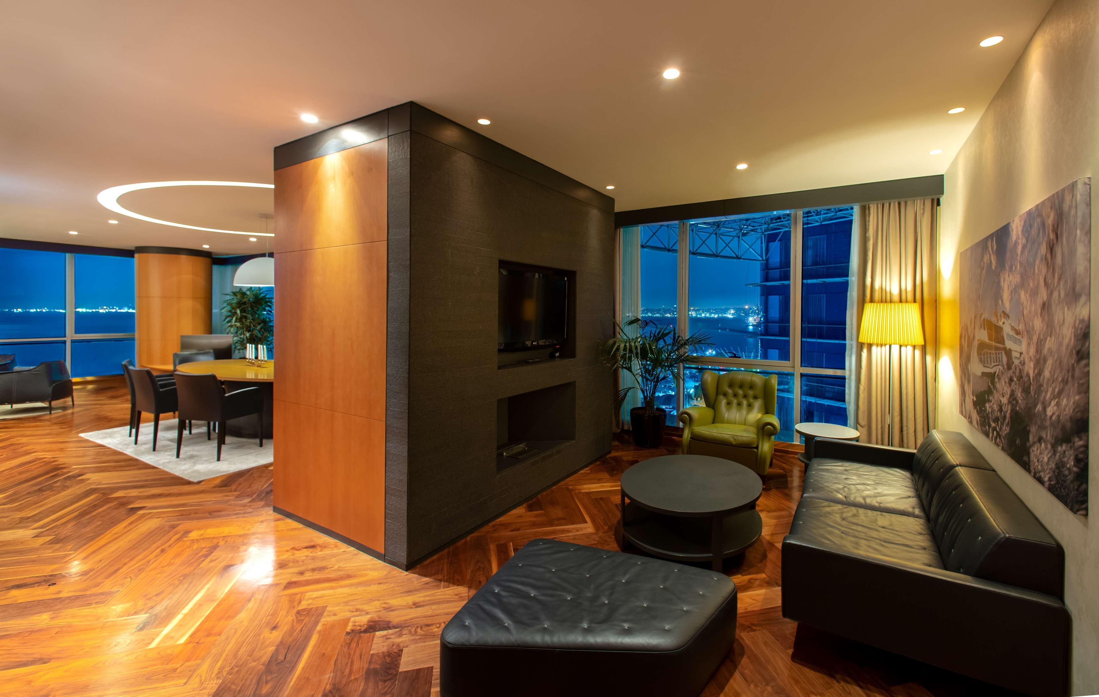Doubletree By Hilton Istanbul - Moda Extérieur photo A living room in a modern apartment