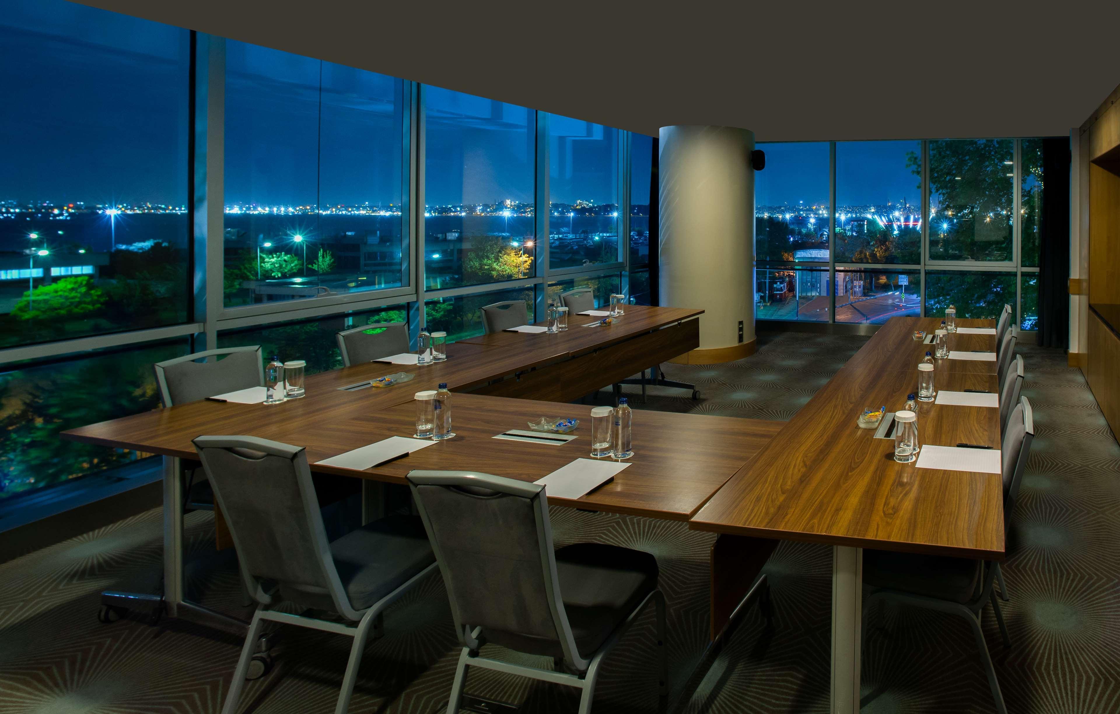 Doubletree By Hilton Istanbul - Moda Extérieur photo Meeting room at the Westin Mumbai International