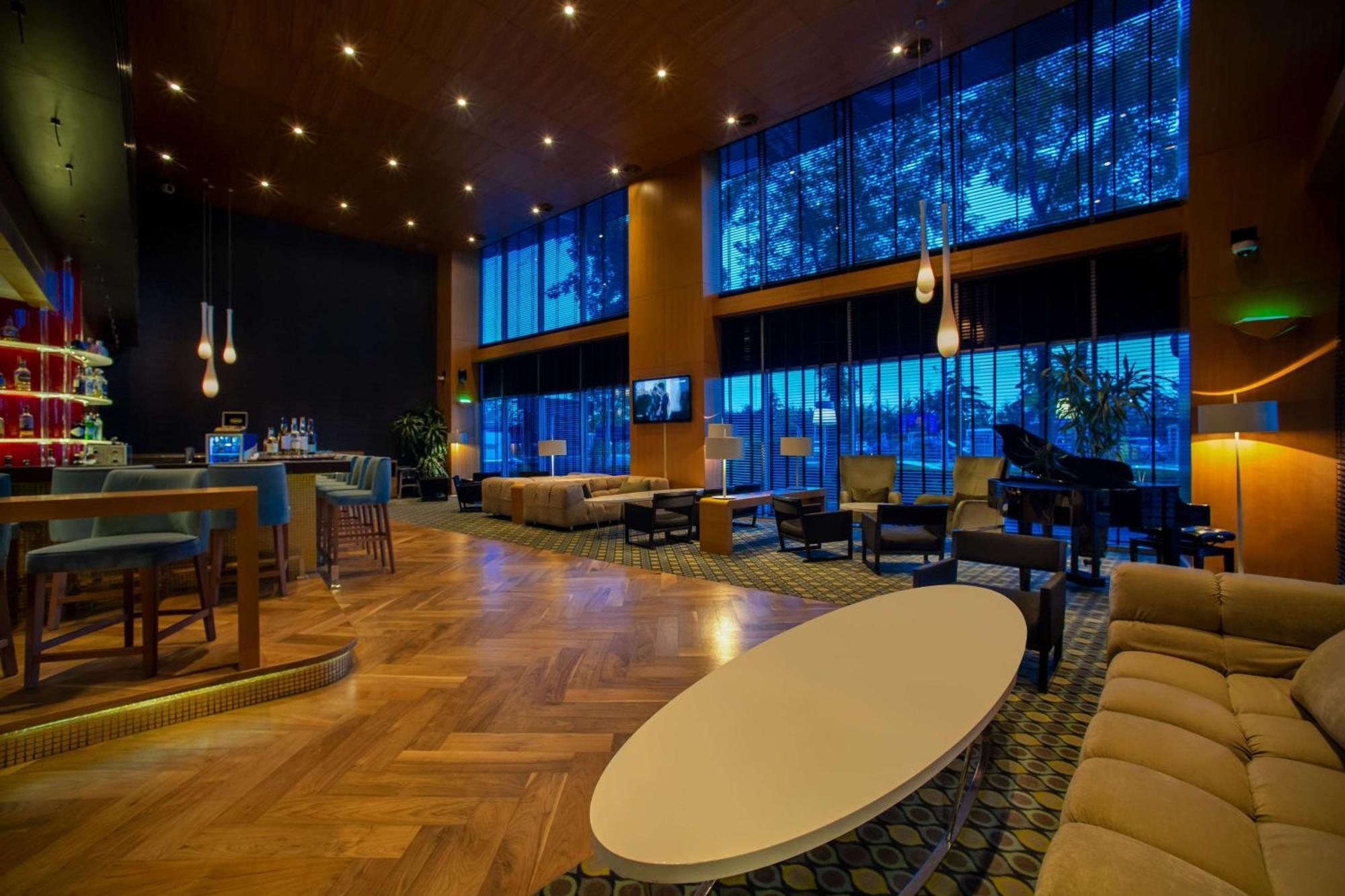 Doubletree By Hilton Istanbul - Moda Extérieur photo The lounge at the airport