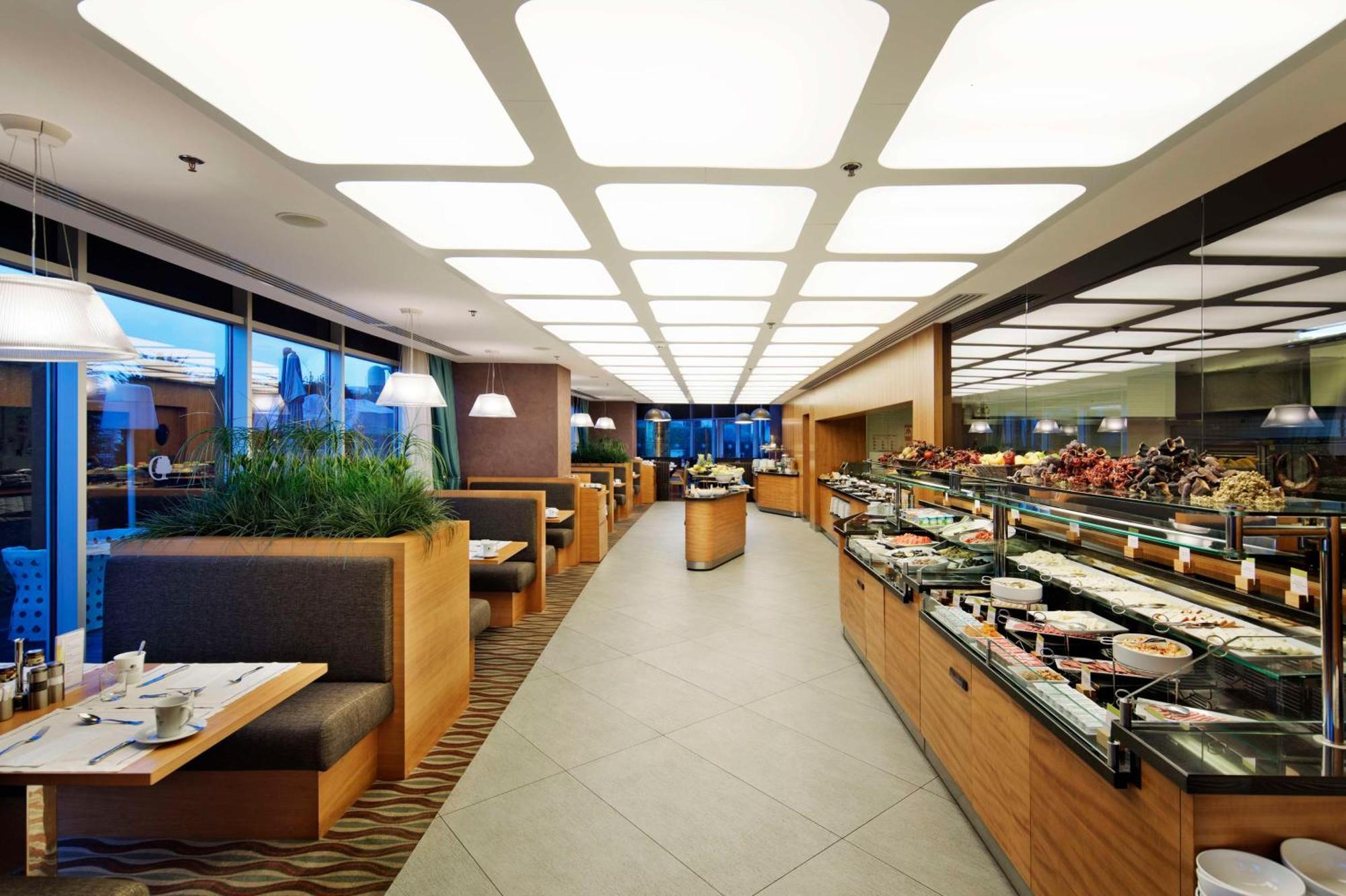 Doubletree By Hilton Istanbul - Moda Extérieur photo Interior of a buffet restaurant
