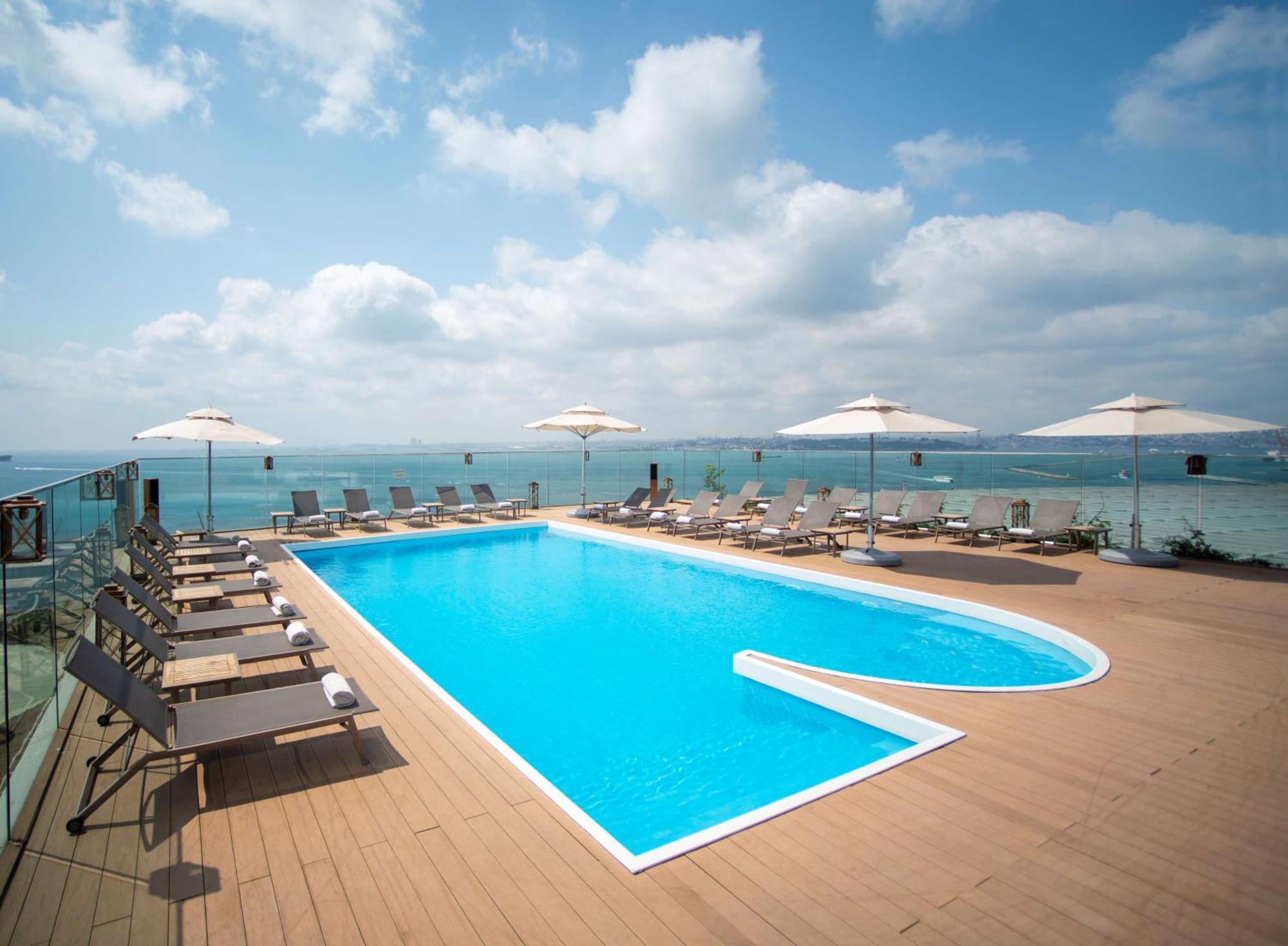 Doubletree By Hilton Istanbul - Moda Extérieur photo Rooftop pool