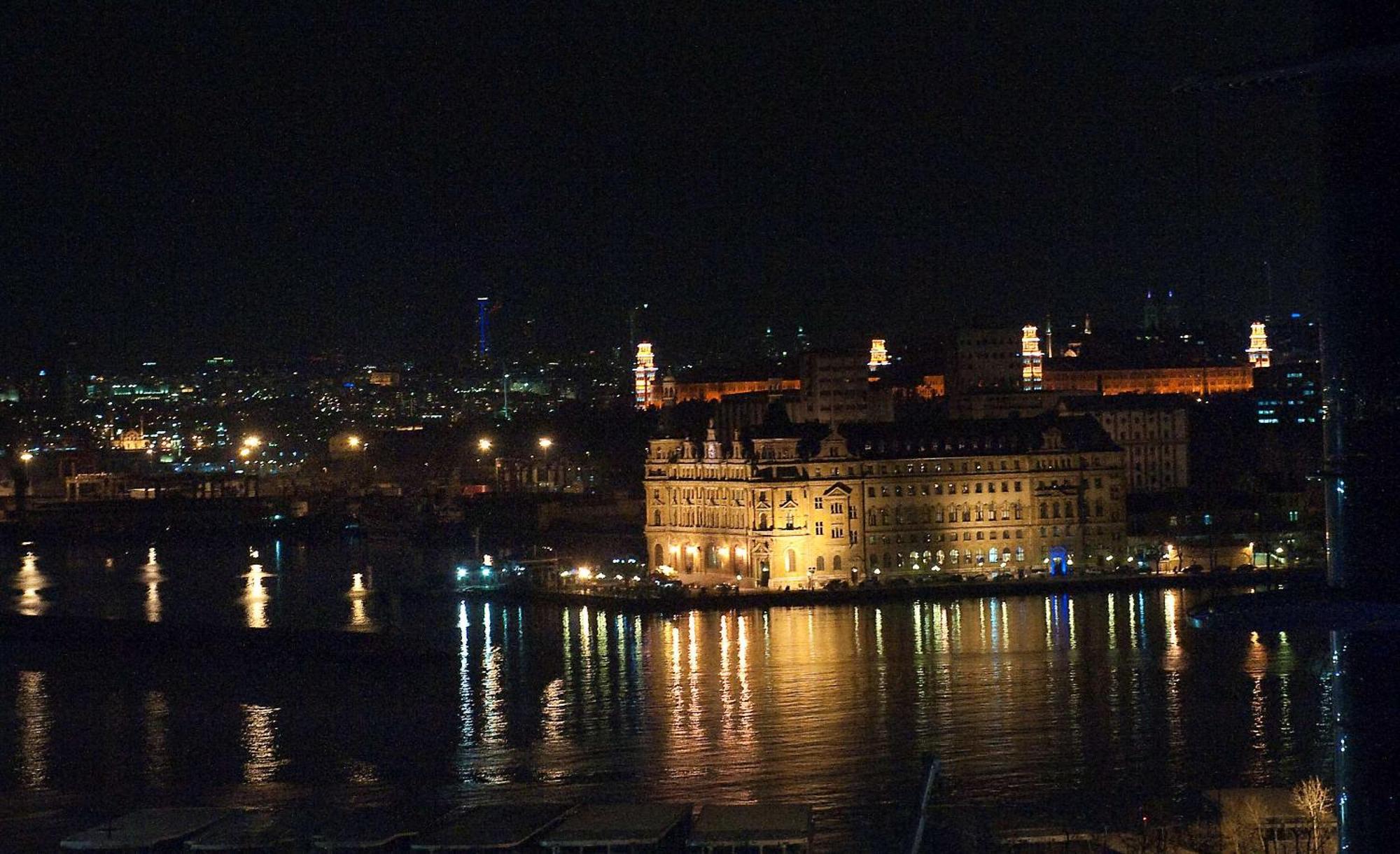 Doubletree By Hilton Istanbul - Moda Extérieur photo The Belgrade Waterfront at night